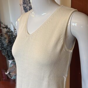 NWT northern reflections size small Cream Sleeveless V-Neck Top